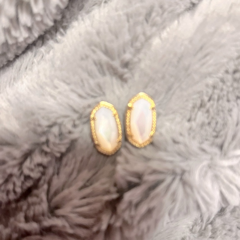 Kendra Scott Ellie gold studs in mother of pearl ivy